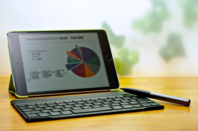 最新の生産管理システムのタブレット画面に表示される業務効率化グラフ