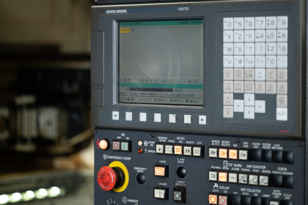 数字とカタカナのみ表示される古い工場の操作パネル