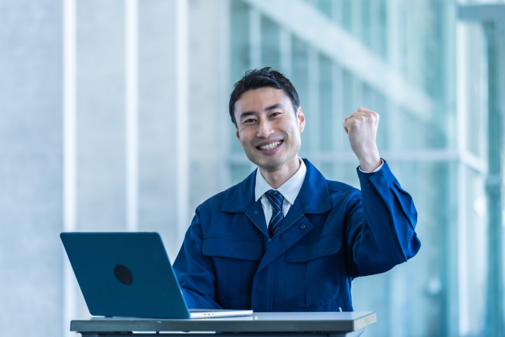 HMI改善プロジェクト成功を喜ぶエンジニア｜情報設計の革新を実現した技術者