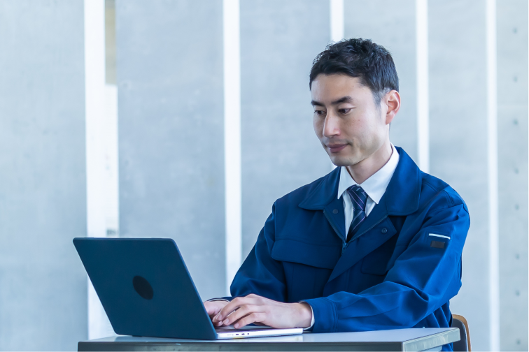 引き算のHMI設計に取り組むエンジニア｜シンプルなインターフェース開発中の技術者