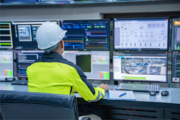 情報過多で疲弊する制御室のオペレーター｜複数モニター画面を見つめる作業員