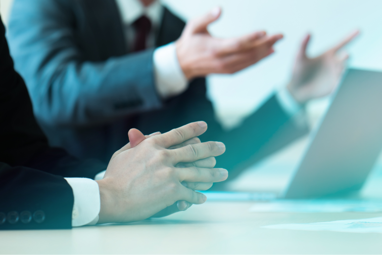 HMI設計の会議で議論する様子｜情報設計の改善提案ミーティング