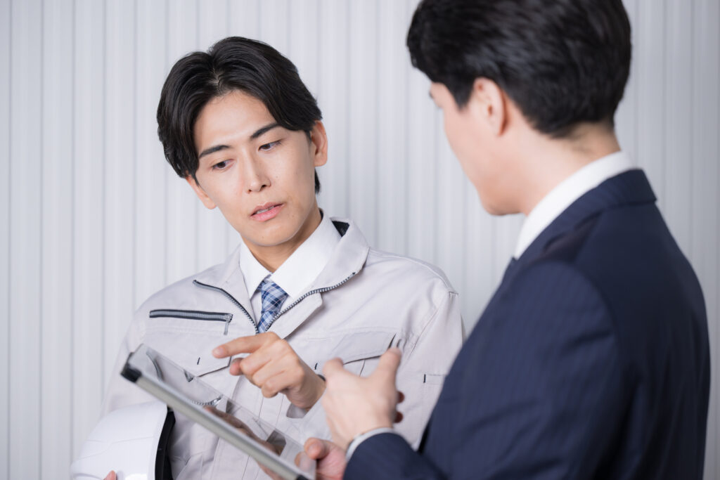 工場のHMI刷新を上司に提案する若手社員