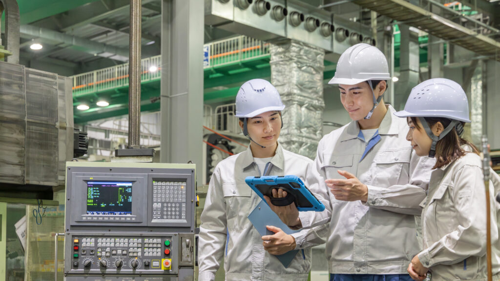 新しいHMIモニターを前に期待に目を輝かせる若手工場作業員たち